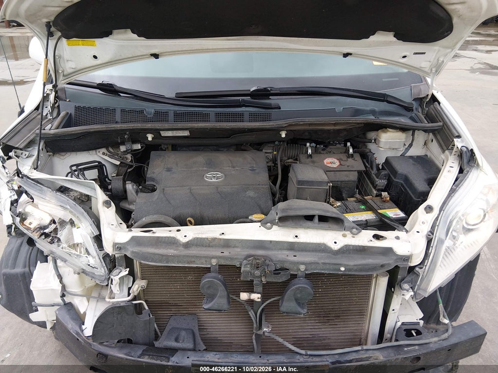 2013 Toyota Sienna LE V6 8 Passenger photo 10