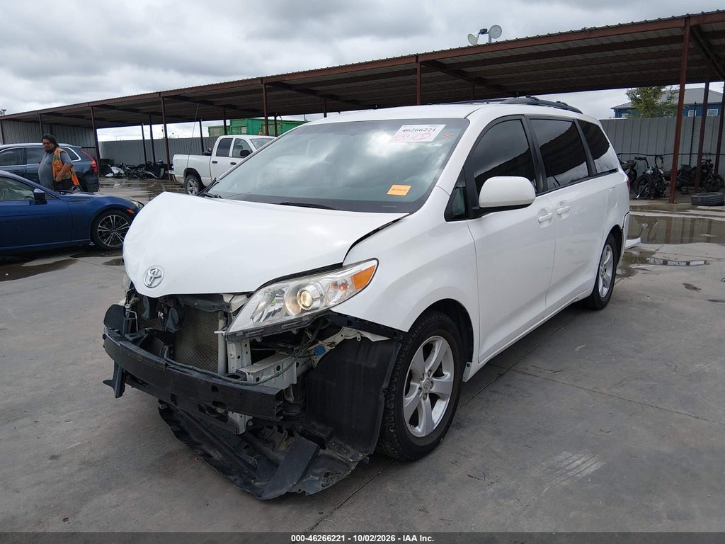 2013 Toyota Sienna LE V6 8 Passenger photo 2