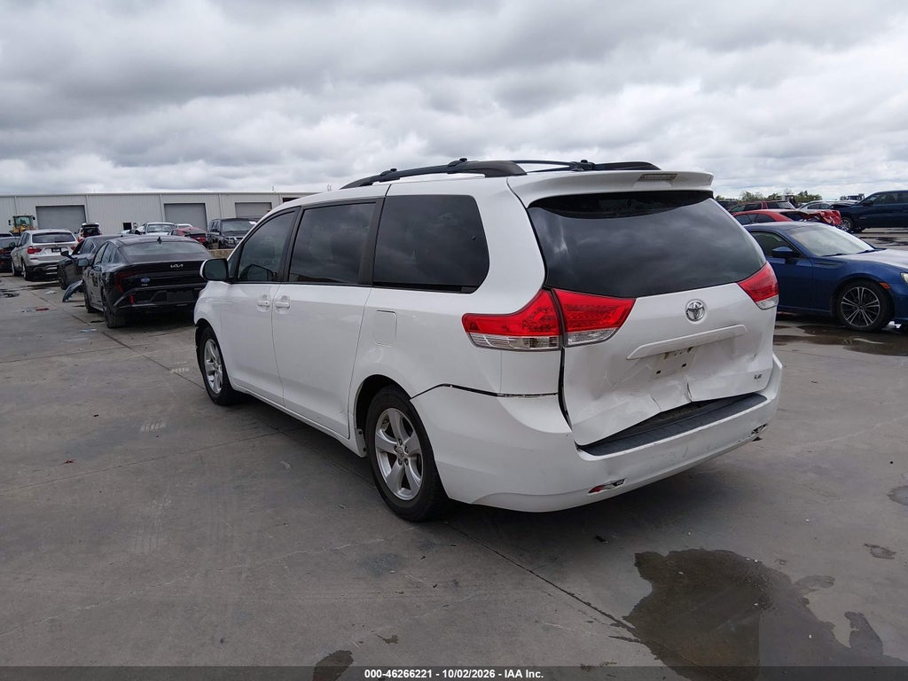 2013 Toyota Sienna LE V6 8 Passenger photo 3