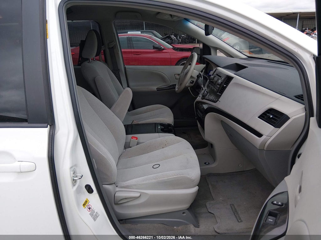 2013 Toyota Sienna LE V6 8 Passenger photo 5