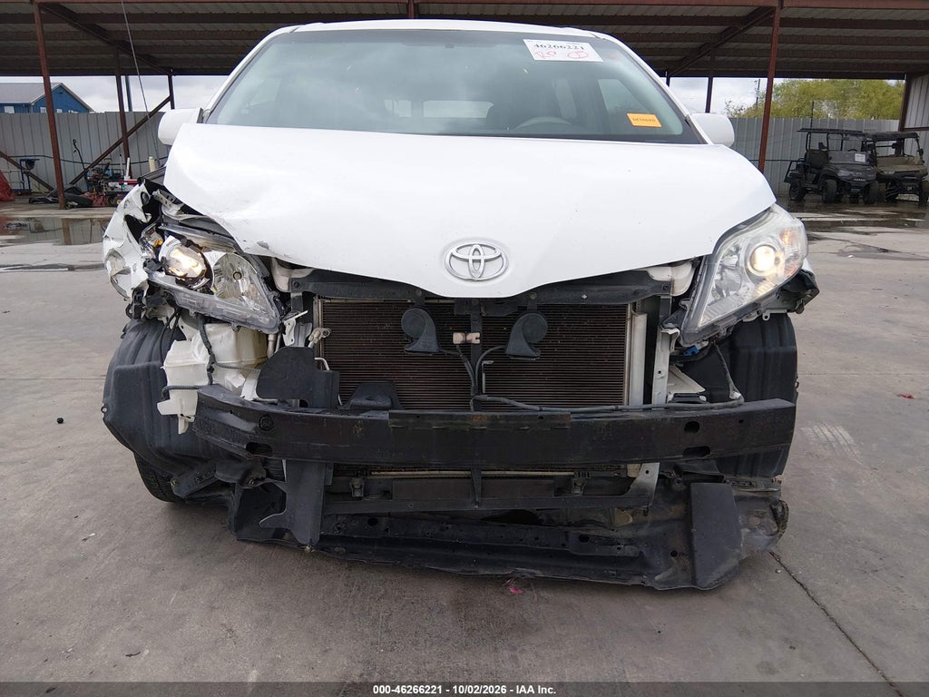2013 Toyota Sienna LE V6 8 Passenger photo 6
