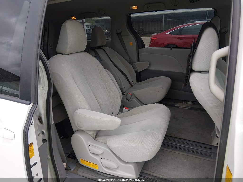 2013 Toyota Sienna LE V6 8 Passenger photo 8