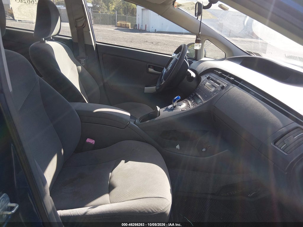 2011 Toyota Prius Three photo 5