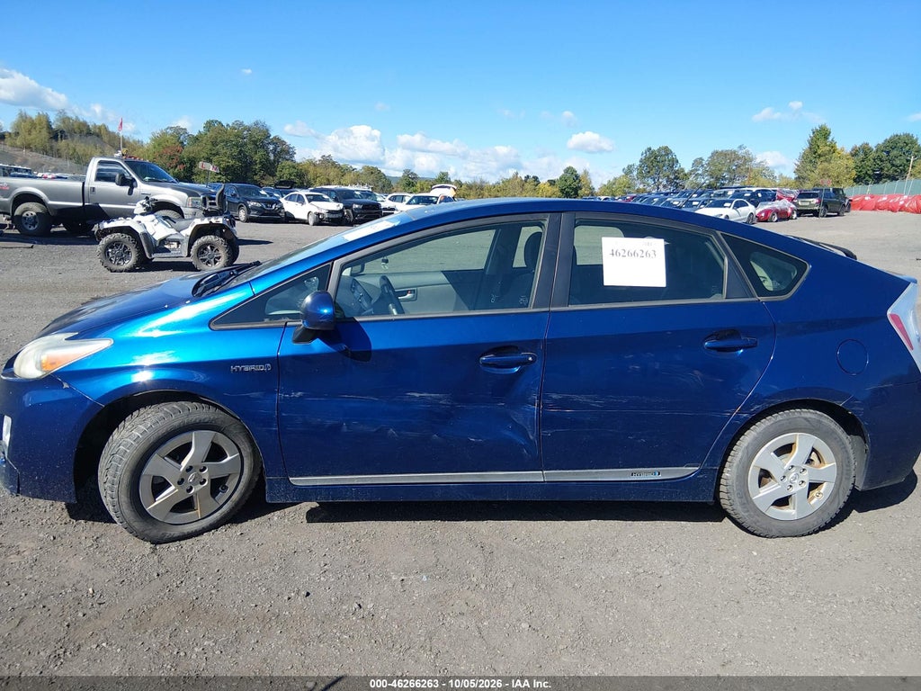 2011 Toyota Prius Three photo 6