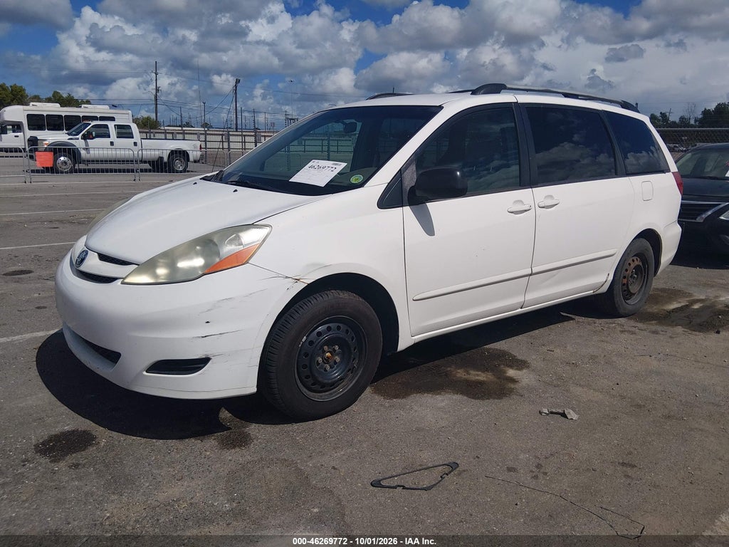 2008 Toyota Sienna LE photo 2