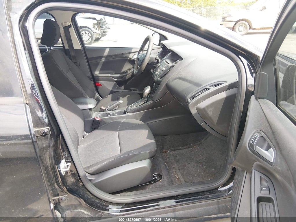 2017 Ford Focus SE photo 5