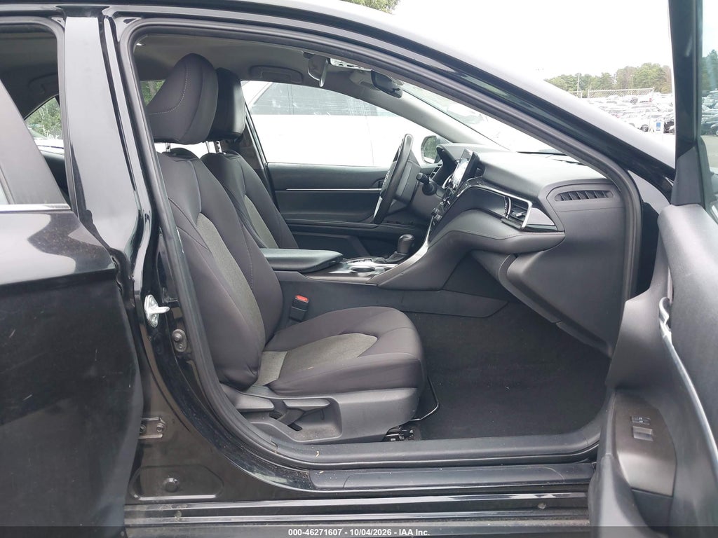 2021 Toyota Camry LE Hybrid photo 5