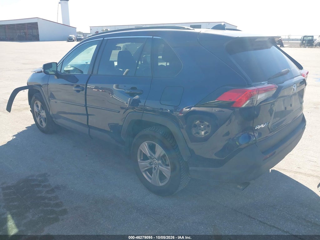 2023 Toyota RAV4 XLE photo 3