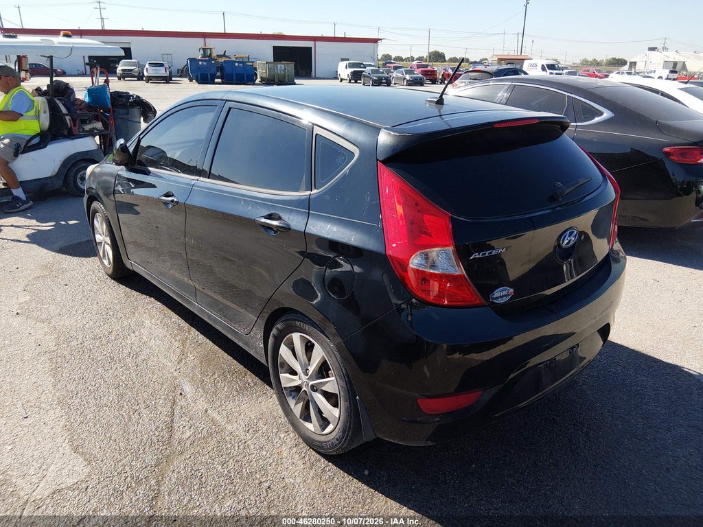 2012 Hyundai Accent SE photo 3