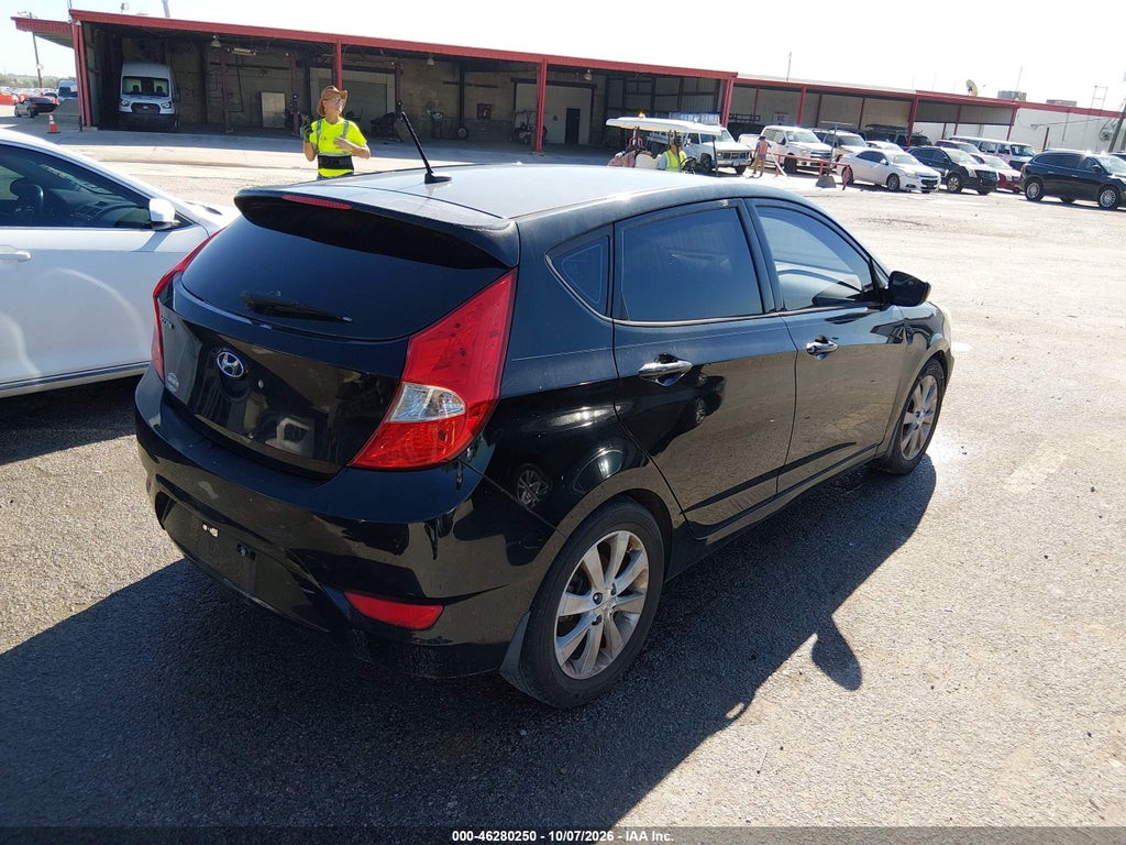 2012 Hyundai Accent SE photo 4