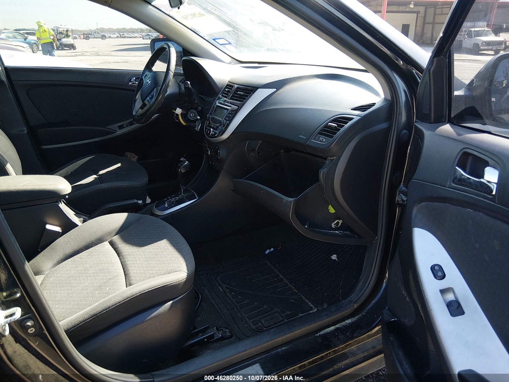 2012 Hyundai Accent SE photo 5