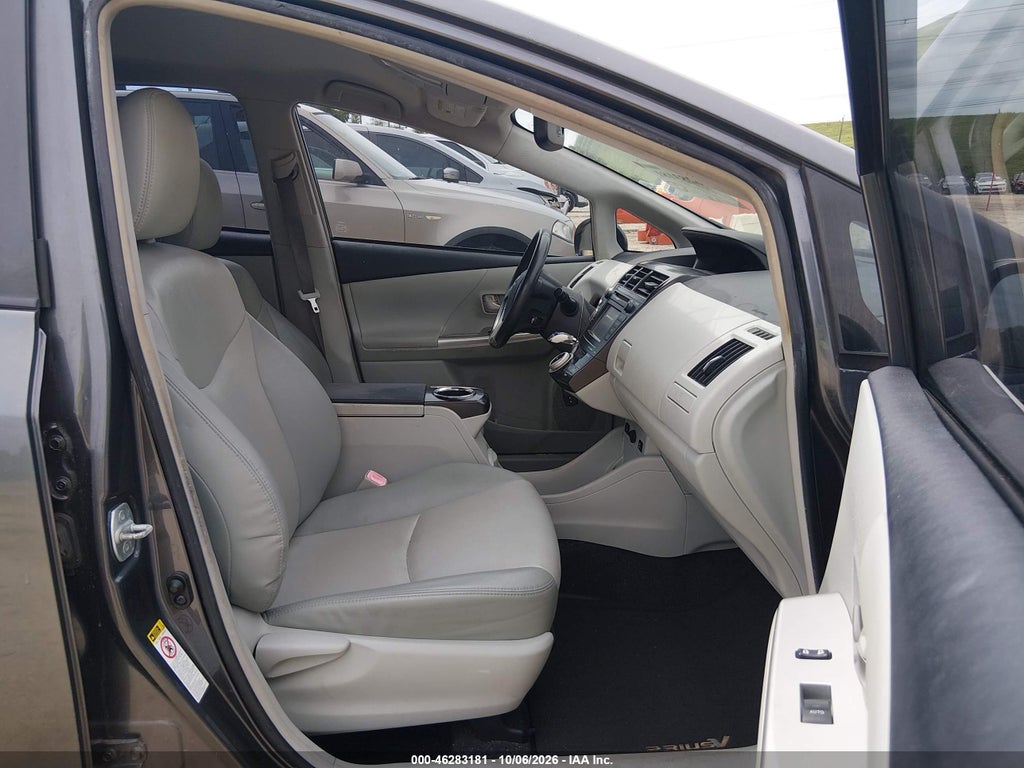 2014 Toyota Prius V Five photo 5