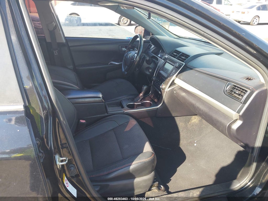 2016 Toyota Camry SE photo 5