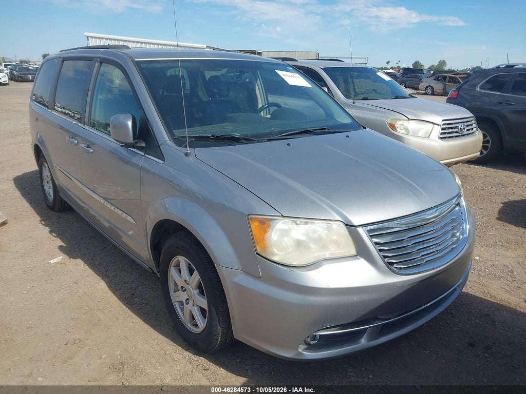 2013 Chrysler Town & Country Touring photo 1
