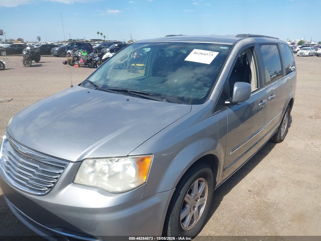 2013 Chrysler Town & Country Touring photo 2
