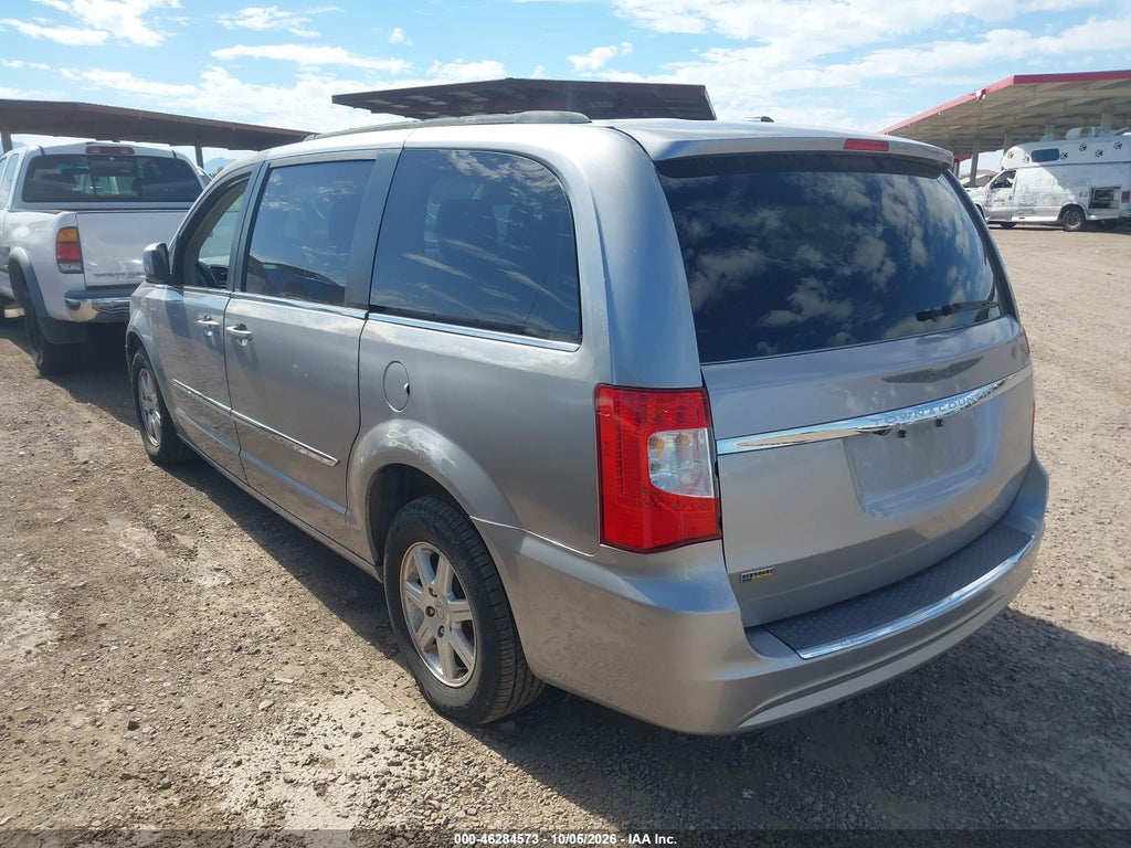 2013 Chrysler Town & Country Touring photo 3