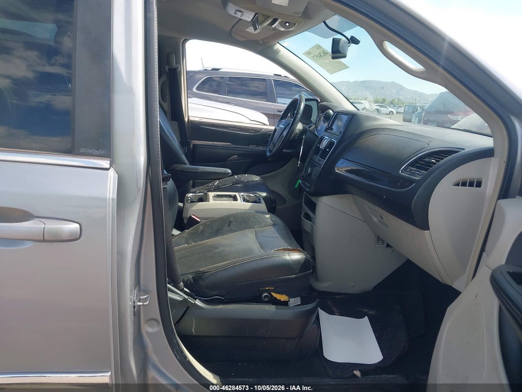 2013 Chrysler Town & Country Touring photo 5
