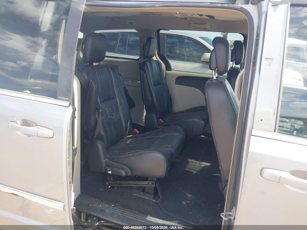 2013 Chrysler Town & Country Touring photo 8
