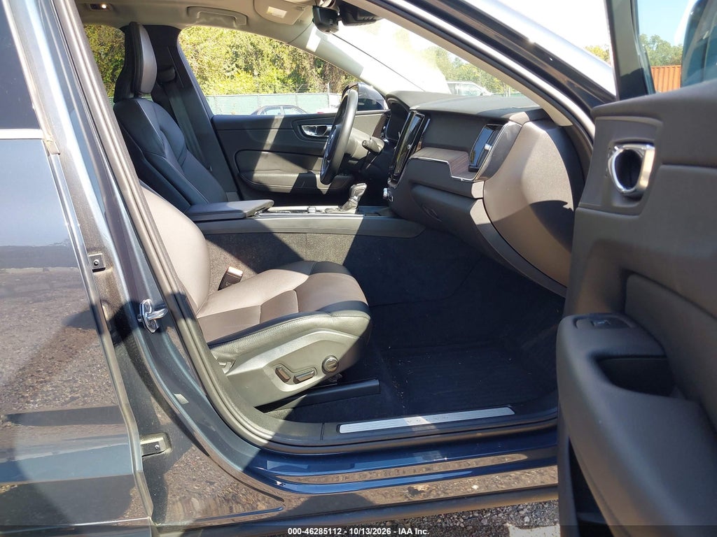 2021 Volvo XC60 T6 Momentum photo 5
