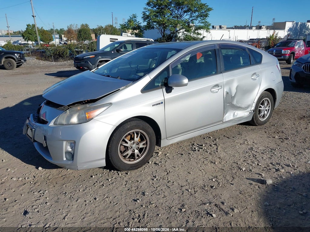 2010 Toyota Prius III photo 2