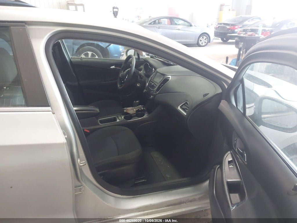2016 Chevrolet Cruze LT Auto photo 5