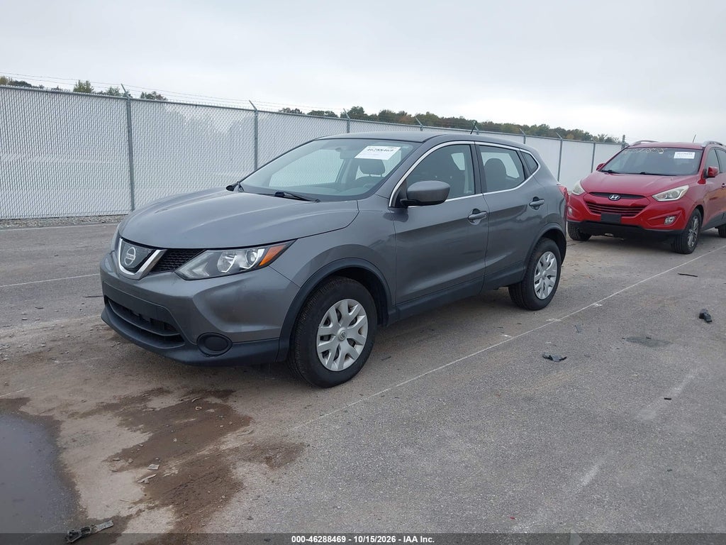 2019 Nissan Rogue Sport S photo 2