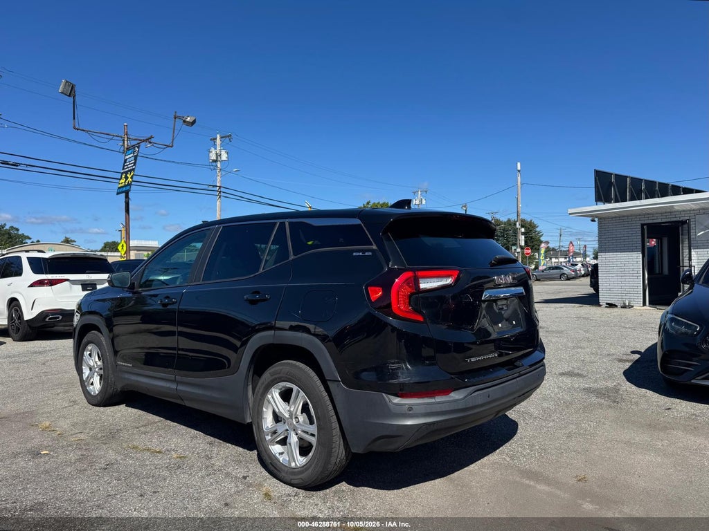 2022 GMC Terrain FWD SLE photo 3