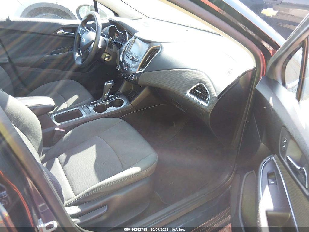 2018 Chevrolet Cruze LT Auto photo 5