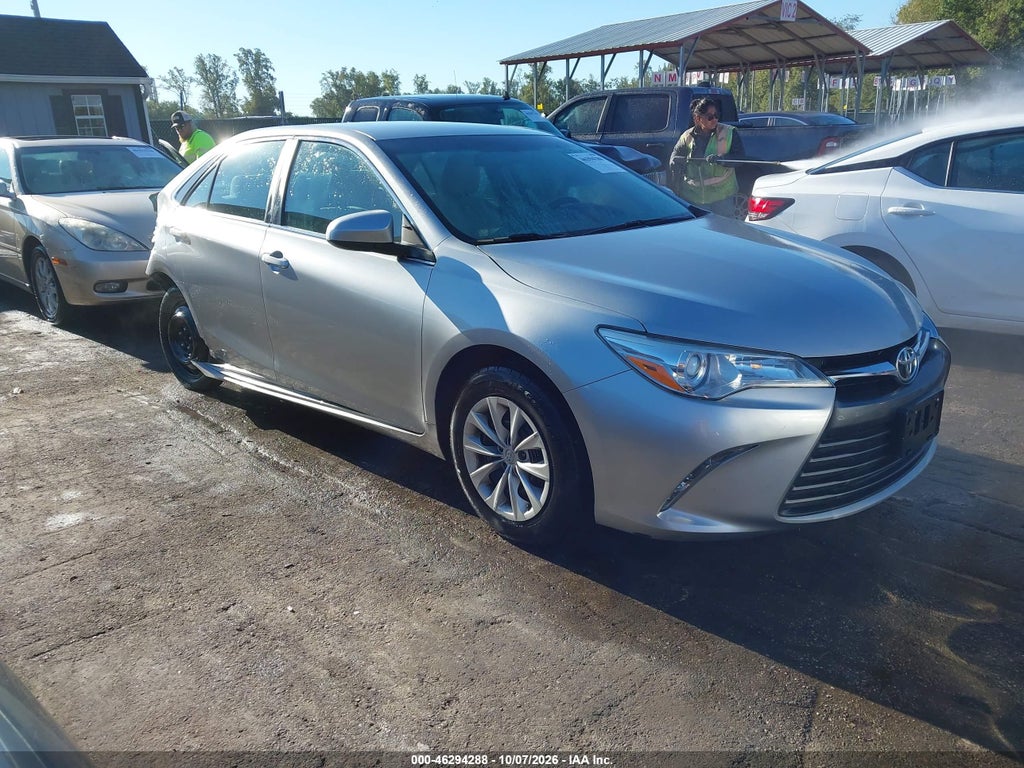2016 Toyota Camry LE photo 1