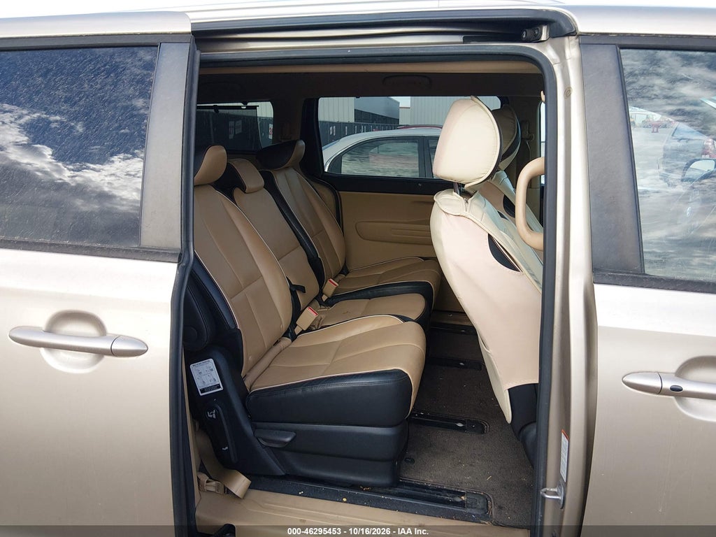 2017 Kia Sedona LX photo 8