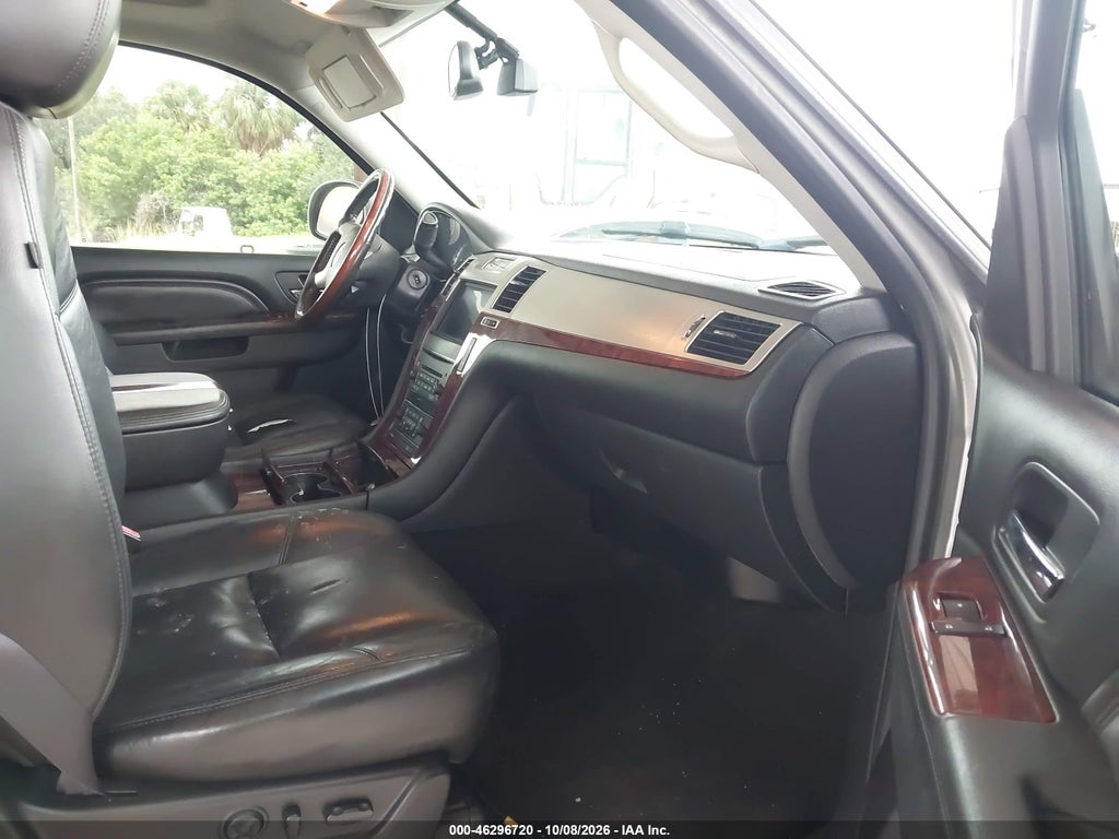 2011 Cadillac Escalade ESV Premium photo 5