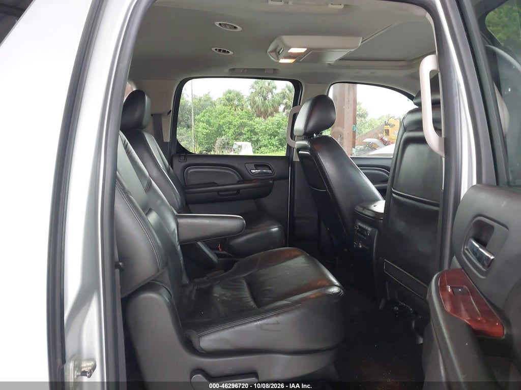 2011 Cadillac Escalade ESV Premium photo 8