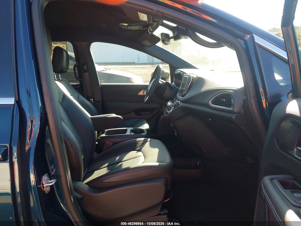 2025 Chrysler Pacifica Select photo 5