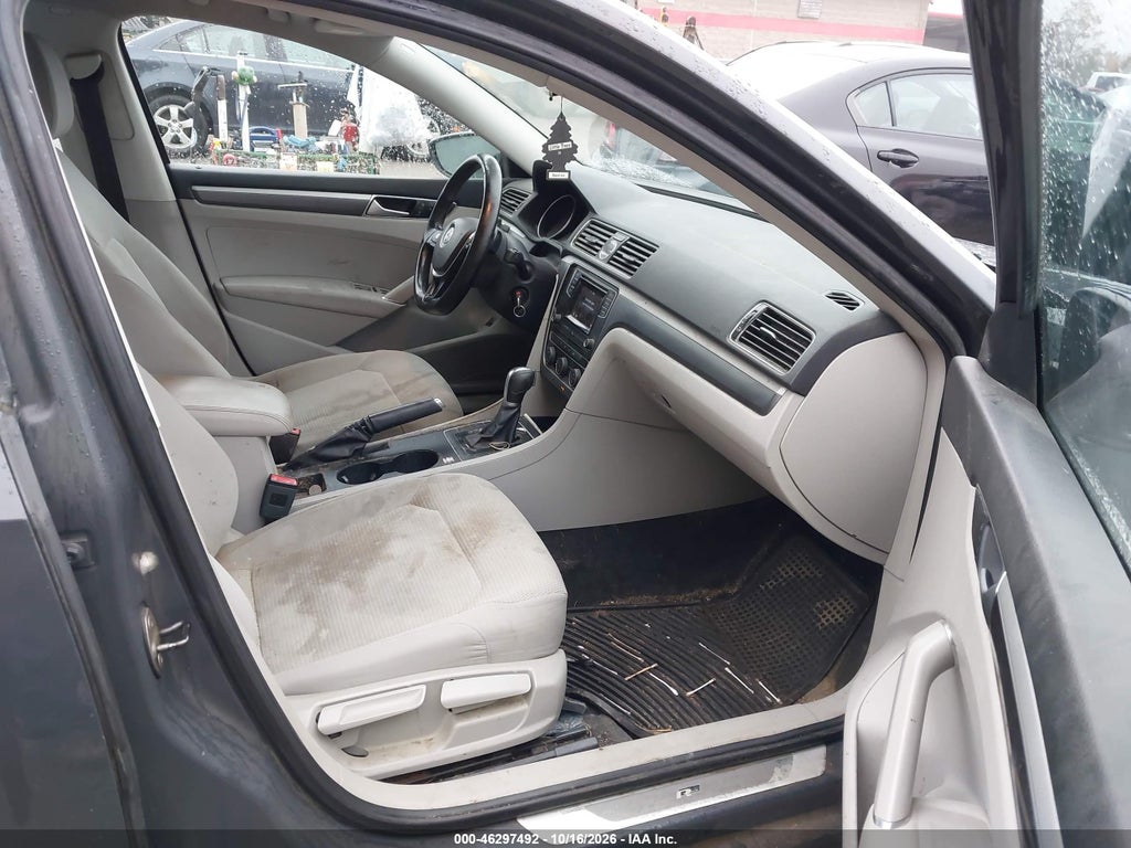 2016 Volkswagen Passat 1.8T R-Line photo 5
