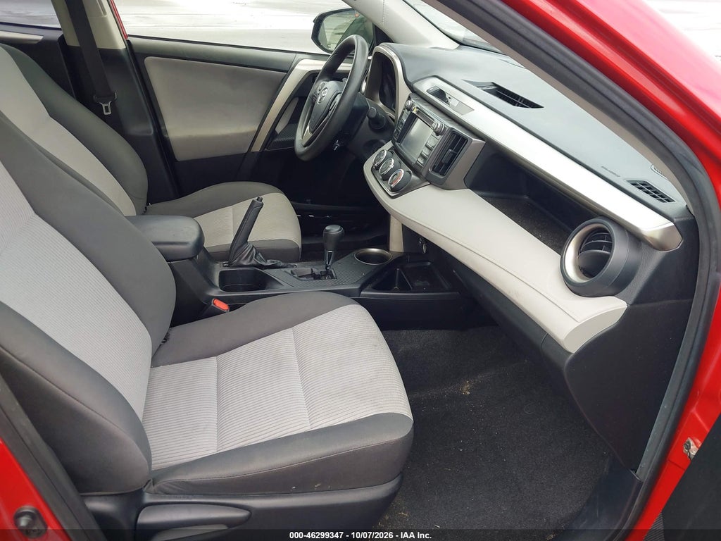 2015 Toyota RAV4 LE photo 5