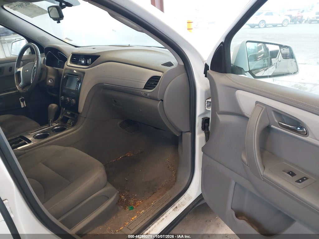 2017 Chevrolet Traverse 1LT photo 5