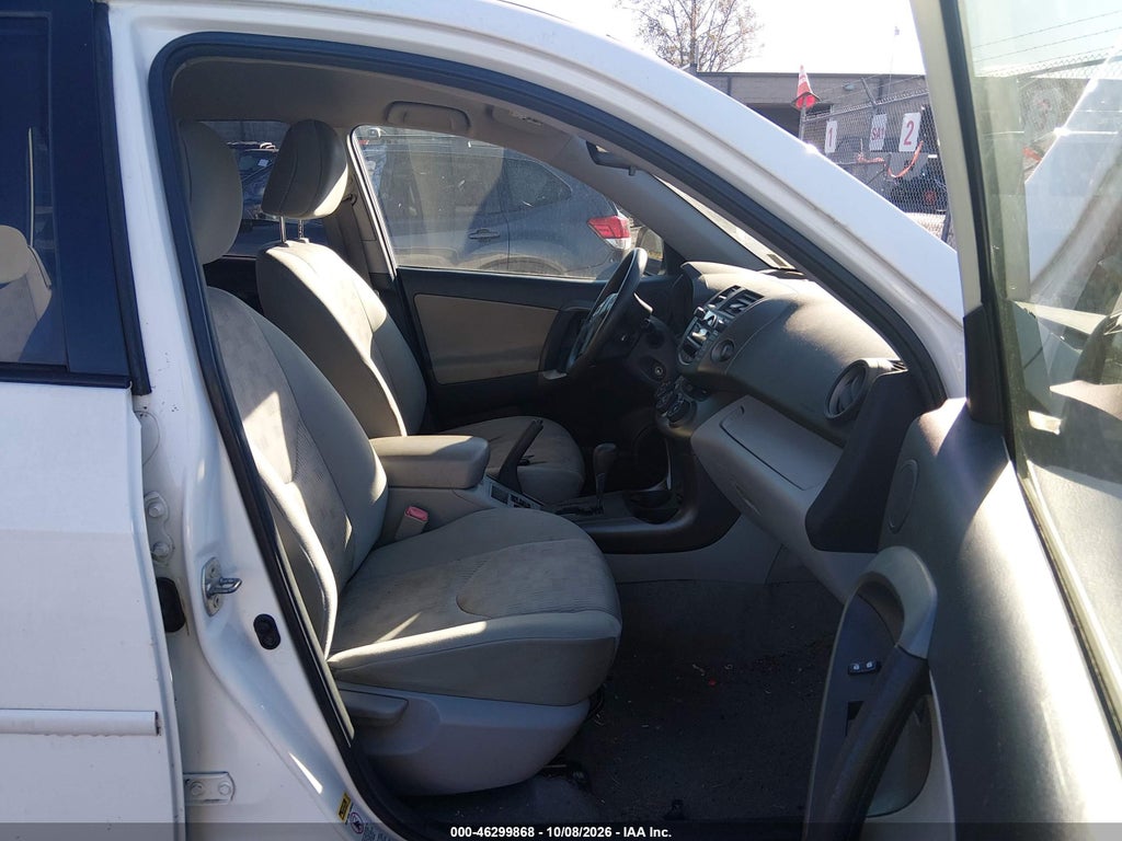 2011 Toyota RAV4 photo 5