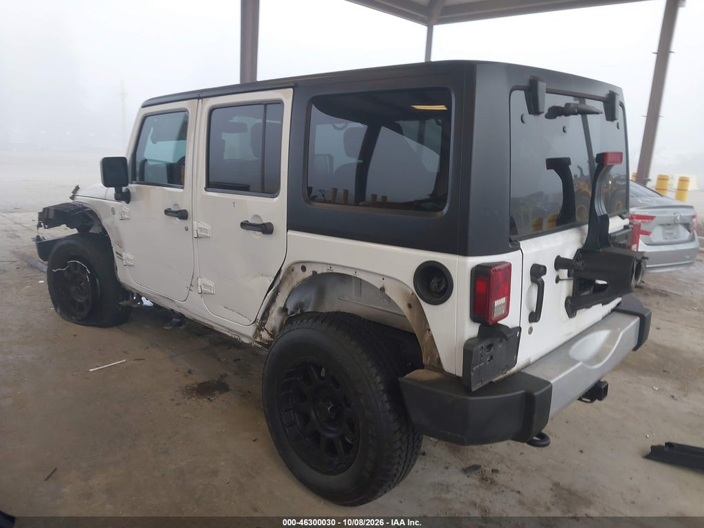 2013 Jeep Wrangler Unlimited Sahara photo 3