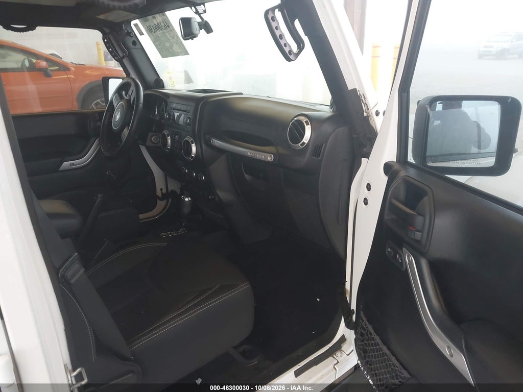 2013 Jeep Wrangler Unlimited Sahara photo 5
