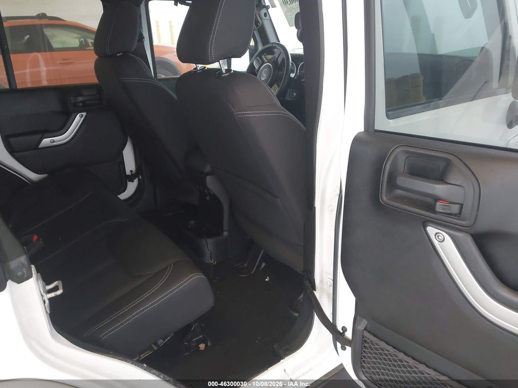 2013 Jeep Wrangler Unlimited Sahara photo 8