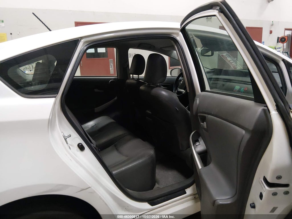 2011 Toyota Prius Four photo 8