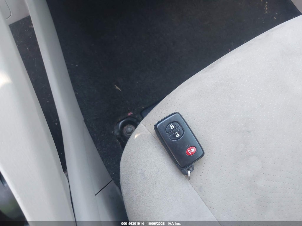 2013 Toyota Prius Three photo 11