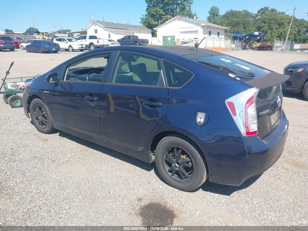 2013 Toyota Prius Three photo 3