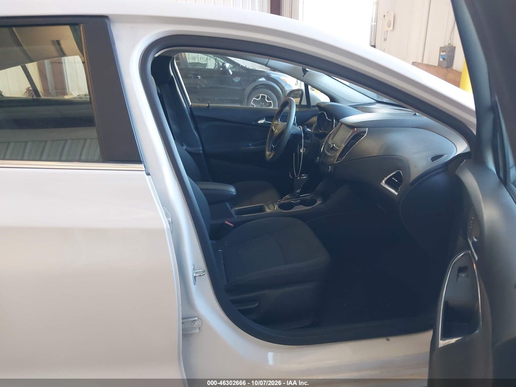 2018 Chevrolet Cruze LT Auto photo 5