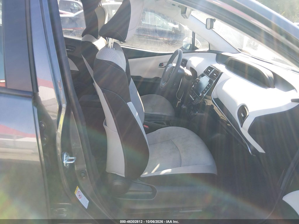 2020 Toyota Prius LE photo 5