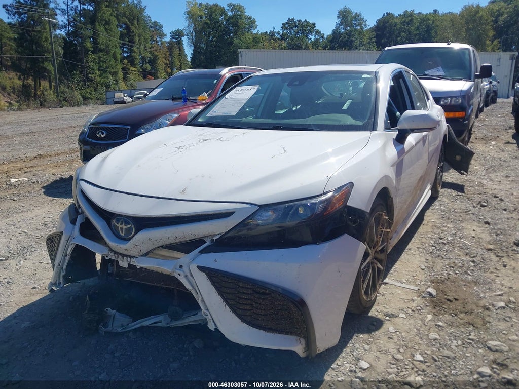 2022 Toyota Camry SE Hybrid photo 2