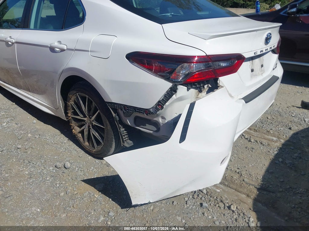 2022 Toyota Camry SE Hybrid photo 6