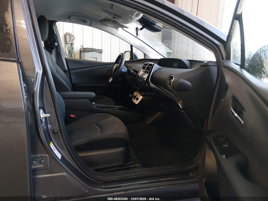 2017 Toyota Prius Three photo 5