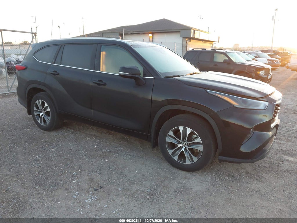 2022 Toyota Highlander XLE photo 1