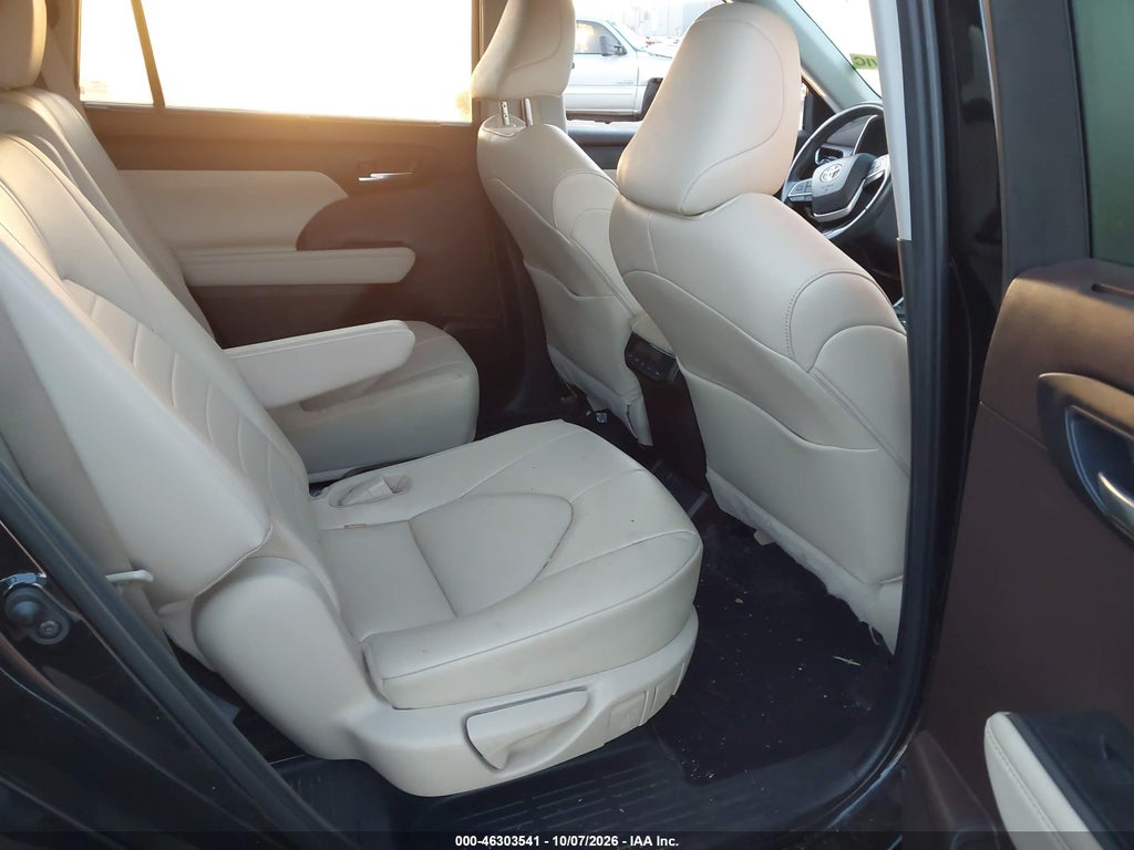 2022 Toyota Highlander XLE photo 8